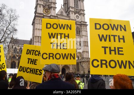 London, Großbritannien. März 2025. Während einer Demonstration der Anti-Monarchie-Gruppe Republic vor der Ankunft der Königlichen Familie in Westminster Abbey zum Gedenken an den Tag des Commonwealth halten die Demonstranten Plakate mit der Krone fest. Quelle: SOPA Images Limited/Alamy Live News Stockfoto