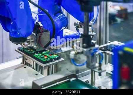Automatische Roboter zur Montage elektronischer Leiterplatten in Fabriken Stockfoto