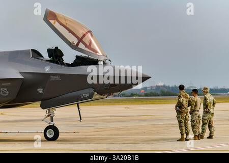 Don Muang Airbase, Bangkok, Thailand, 8. März 2025: Frontansicht des Kampfflugzeugs F-35 A auf Asphalt bei der Royal Thai Air Force 88th Anniversary Air Show. Stockfoto