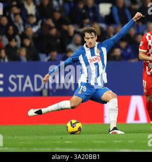 Sabadell, Barcelona, Spanien. März 2025. Barcelona Spanien 10.03.2025 Urko Gonzalez (Espanyol) kontrolliert den Ball während der La Liga EA Sports zwischen Espanyol und Girona FC im RCDE-Stadion am 10. März 2025 in Barcelona. (Kreditbild: © Xavi Urgeles/ZUMA Press Wire) NUR REDAKTIONELLE VERWENDUNG! Nicht für kommerzielle ZWECKE! Stockfoto