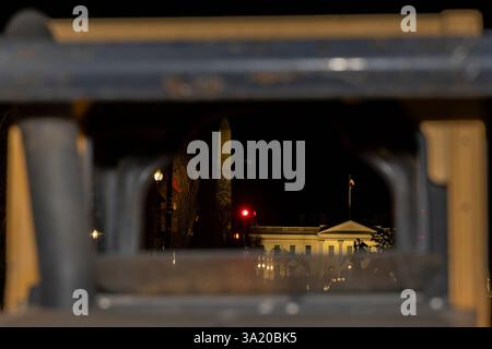 Washington DC, USA. März 2025. Am 10. März 2025 begannen die Besatzungen der lokalen Regierung mit der Entfernung des „Black Lives Matter“-Straßengemäldes und der plaza in Washington, D.C. Das BLM-Wandgemälde wurde in der Nähe des Weißen Hauses während der Proteste 2020 nach dem Mord an George Floyd durch den Polizisten Derek Chauvin in Minneapolis, Minnesota, gemalt. Quelle: Aashish Kiphayet/Alamy Live News Stockfoto
