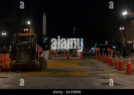 Washington DC, USA. März 2025. Am 10. März 2025 begannen die Besatzungen der lokalen Regierung mit der Entfernung des „Black Lives Matter“-Straßengemäldes und der plaza in Washington, D.C. Das BLM-Wandgemälde wurde in der Nähe des Weißen Hauses während der Proteste 2020 nach dem Mord an George Floyd durch den Polizisten Derek Chauvin in Minneapolis, Minnesota, gemalt. Quelle: Aashish Kiphayet/Alamy Live News Stockfoto