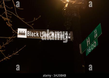 Washington DC, USA. März 2025. Das Straßenschild Black Lives Matter Plaza ist zu sehen, nachdem die Crews der lokalen Regierung am 10. März 2025 mit der Entfernung des „Black Lives Matter“ Straßengemäldes und der plaza in Washington, DC, begonnen haben. Das BLM-Wandgemälde wurde in der Nähe des Weißen Hauses während der Proteste 2020 nach dem Mord an George Floyd durch den Polizisten Derek Chauvin in Minneapolis, Minnesota, gemalt. Quelle: Aashish Kiphayet/Alamy Live News Stockfoto