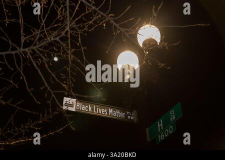 Washington DC, USA. März 2025. Das Straßenschild Black Lives Matter Plaza ist zu sehen, nachdem die Crews der lokalen Regierung am 10. März 2025 mit der Entfernung des „Black Lives Matter“ Straßengemäldes und der plaza in Washington, DC, begonnen haben. Das BLM-Wandgemälde wurde in der Nähe des Weißen Hauses während der Proteste 2020 nach dem Mord an George Floyd durch den Polizisten Derek Chauvin in Minneapolis, Minnesota, gemalt. Quelle: Aashish Kiphayet/Alamy Live News Stockfoto