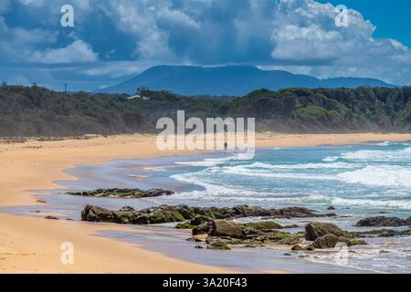 Ein Besuch am Cuttagee Beach in der Nähe von Bermagui an der Küste der Sapphire Coast an der Südküste von NSW, Australien Stockfoto