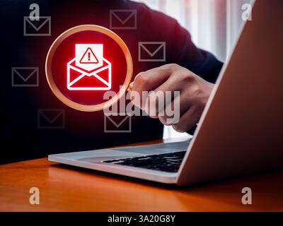 Phishing-E-Mails, Betrugswarnung, sms-Nachrichtenkonzept. Warnsymbol im Symbol für geöffneten Umschlag, betrügerische E-Mail, in Lupenlinse, gefunden mit Stockfoto