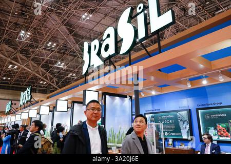 Tokio, Japan. März 2025. Besucher treffen sich auf der 50. Internationalen Food and Beverage Exhibition (FOODEX JAPAN 2025) in Tokyo Big Sight. Die jährliche Fachmesse ist Asiens größte Lebensmittel- und Getränkemesse, die bis zum 14. März stattfindet. (Kreditbild: © Rodrigo Reyes Marin/ZUMA Press Wire) NUR REDAKTIONELLE VERWENDUNG! Nicht für kommerzielle ZWECKE! Quelle: ZUMA Press, Inc./Alamy Live News Stockfoto