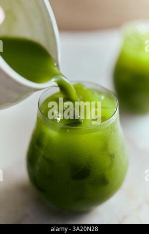Eisgekühlter, reiner Matcha-grüner Tee, Café-Menü Stockfoto