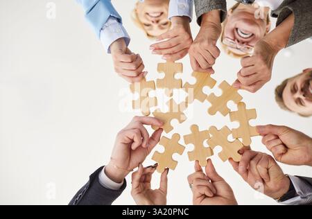 Team Von Fachleuten, Die Puzzleteile Während Der Zusammenarbeit Halten Stockfoto