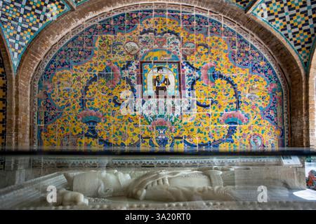 Der in Marmor gemeißelte Grabstein des persischen Schahs im Abschnitt Khalvate Karim Khani des Golestan Palastes, umgeben von gekachelten Wänden, am 11. Oktober in Teheran I. Stockfoto