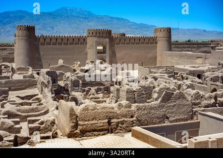 Ruinen, Türme und Mauern der Burg Kerman Rayen Zitadelle, größtes lehmwerk der Welt, Provinz Kerman, Iran. Das Rayen Castle ist ein historisches Werbespot Stockfoto