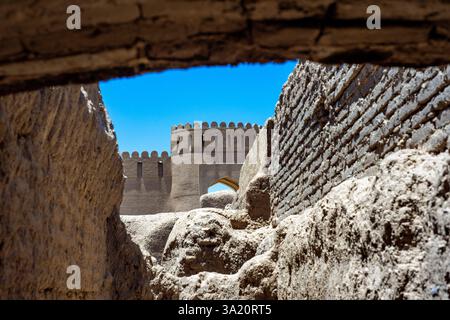 Ruinen, Türme und Mauern der Burg Kerman Rayen Zitadelle, größtes lehmwerk der Welt, Provinz Kerman, Iran. Das Rayen Castle ist ein historisches Werbespot Stockfoto
