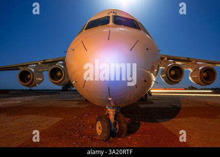 Mahan Air BAE 146-300 Flugzeuge, die in der Wüste Dasht-e lut oder der Wüste Kaluts, Kerman, Iran, verlassen wurden, ist die 27. Größte Wüste der Welt und wurde mit Inschriften versehen Stockfoto