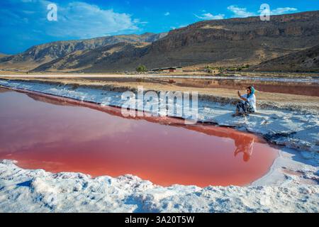 Der Marharlu Maharloo Lake oder Pink Lake ist ein saisonaler Salzsee im Hochland des Iran, nahe der Stadt Shiraz. Der rosa Salzsee ist reich an Kaliu Stockfoto