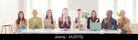 Porträt Von Frauen, Die Während Eines Treffens Applaudieren, Um Den Erfolg Im Büro Zu Feiern Stockfoto