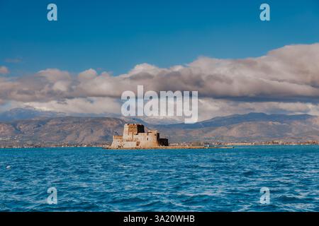 Bourtzi Wasserfestung in Nafplio, Peloponnes, Griechenland, im Winter Stockfoto