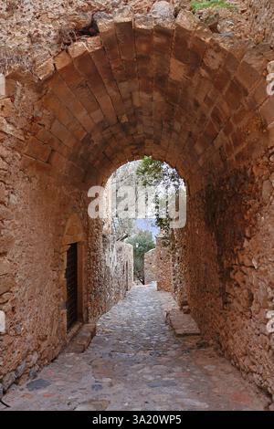 Befestigtes Dorf Monemvasia in Griechenland. Traditionelles mittelalterliches befestigtes Dorf Monemvasia in Griechenland Stockfoto