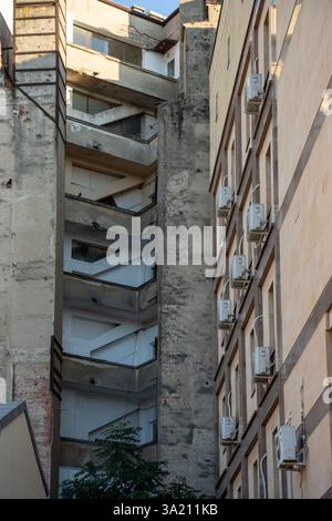Die Aussicht zeigt eine beeindruckende Mischung aus moderner Architektur inmitten älterer Bukarester Gebäude mit sichtbaren Klimaanlagen. Stockfoto
