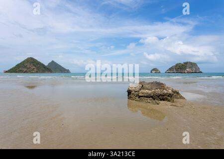 Sam ROI Yot Beach ist ein ruhiger Strand mit einer Schönheit im Schatten von Kiefern. Das Meer ist flach und zum Schwimmen geeignet, in Prachuap Khiri Khan Stockfoto