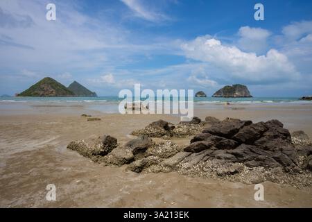 Sam ROI Yot Beach ist ein ruhiger Strand mit einer Schönheit im Schatten von Kiefern. Das Meer ist flach und zum Schwimmen geeignet, in Prachuap Khiri Khan Stockfoto