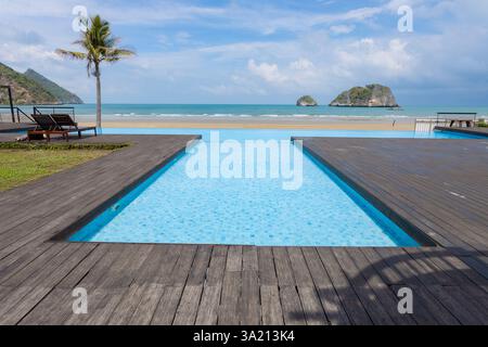 Sam ROI Yot Beach ist ein ruhiger Strand mit einer Schönheit im Schatten von Kiefern. Das Meer ist flach und zum Schwimmen geeignet, in Prachuap Khiri Khan Stockfoto