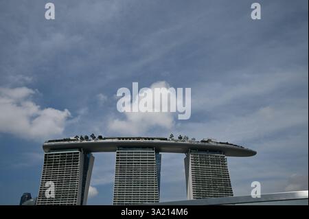 Marina Bay Sands Hotel in Singapur, auch bekannt als Schiff oder Boot auf blauem Himmel Hintergrund. Stockfoto