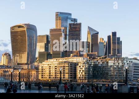 Die Sonne am späten Nachmittag auf den Gebäuden der City of London aus Sicht von Southwark über die Themse. Stockfoto