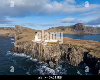 Aus der Vogelperspektive des Neist Point Lighthouse auf der Isle of Skye, Schottland. Winter (Februar) 2025. Stockfoto