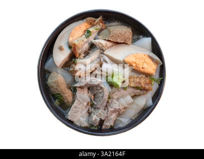 Gerollte Reisnudeln in fünf-Gewürzen-Brühe sind gekochte Eier, knuspriges Schweinefleisch, Schweinefleisch und Tofu in braun gedünsteter Suppe, serviert auf einer Keramikschale. Chinesisch Stockfoto