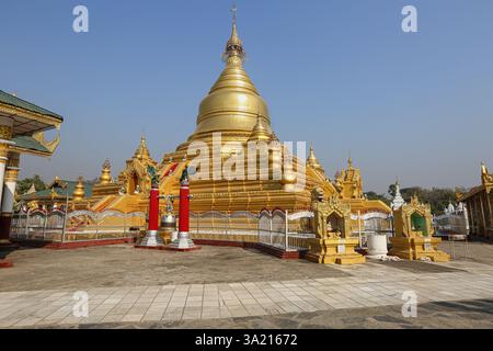 Mandalay, Myanmar: Goldene Kuthodaw-Pagode, Tripitaka-Tabletten, buddhistischer Tempel zeigt das größte Buch des UNESCO-Weltkulturerbes auf 729 Marmorplatten Stupas Stockfoto