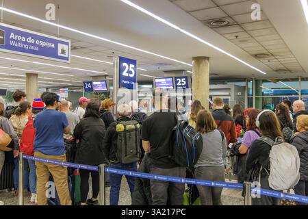Buenos Aires, Argentinien - 10. Januar 2025: Menschen stehen am Ezeiza International Airport in Buenos Aires an. Stockfoto