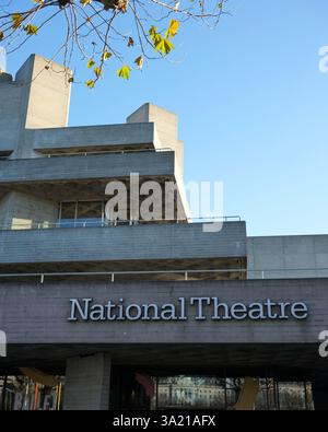 London, Großbritannien 9. November 2024 - Londons National Theatre am Southufer der Themse. Stockfoto