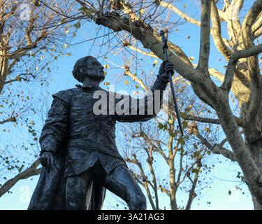 London, UK, 9. November 2024 - Eine Statue von Laurence Olivier vor dem Londons National Theatre auf der Southbank Stockfoto