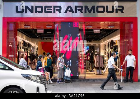 Fußgänger gehen an der amerikanischen multinationalen Bekleidungsmarke Under Armour in Hongkong vorbei. (Foto: Sebastian ng / SOPA Images/SIPA USA) Stockfoto