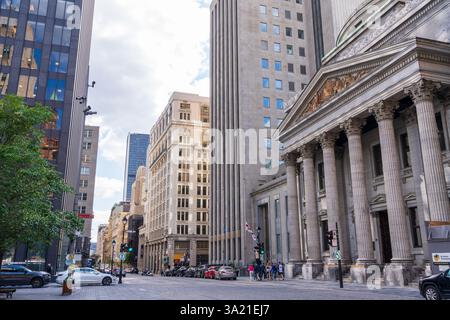 Saint Jacques Street in Old Montreal. Hauptsitz der Bank of Montreal, BMO-Hauptniederlassung am Place d'Armes. Montreal, Quebec, Kanada. Stockfoto