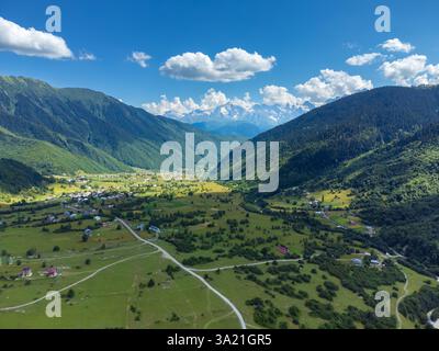 Atemberaubende Aussicht aus der Luft auf das Dorf in svaneti, georgia, umgeben von majestätischen Bergen, üppigen Tälern und traditionellen svan-Türmen Stockfoto