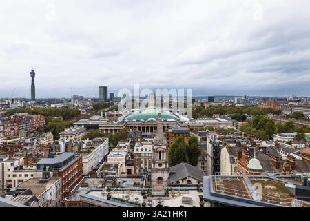 Panoramablick auf das Zentrum von London mit dem BT Tower und der Skyline der Stadt in der Ferne Stockfoto