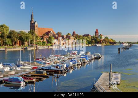 Blick über den Elbhafen mit Booten in die Altstadt mit Stephanskirche, Stadtmauer, Schloss und Elbtor, Backsteinarchitektur, Tangermuende, Al Stockfoto