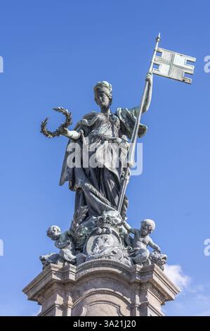 Fontänen aus Franken, die das Sturmbanner halten, fränkische Rennfahne, Frankoniabrunnen, Neobarock, geschaffen 1894, Residenzplatz, Wuerzb Stockfoto