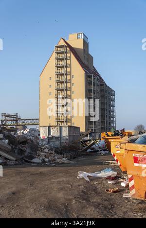 Baustelle mit Hochhaus und Kran, umgeben von Schutthaufen, altes Lager im Wissenungshafen Magdeburg, Sachsen-Anhalt, GE Stockfoto