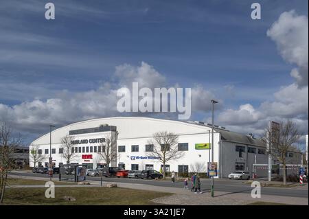 Einkaufszentrum in der neuen Wohngegend Hubland, erbaut auf dem Gelände der ehemaligen amerikanischen Leighton-Kaserne, Würzburg, Niederfranken, Bayern, Stockfoto