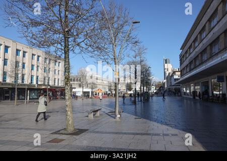 Die Piazza am Armada Way von Plymouth ist ein wenig trostlos ohne Blätter. Das Viertel durchschneidet das haupteinkaufszentrum der fußgängerzone Stockfoto
