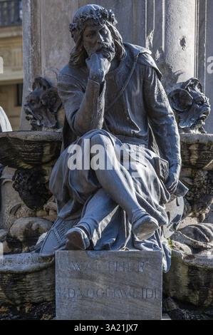 Brunnenfigur von Walther von der Vogelweide am Frankoniabrunnen, neobarock, geschaffen 1894, Residenzplatz, Würzburg, Unterfranken, Bavari Stockfoto