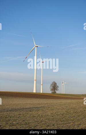 Drei große Windräder stehen in einer grünen Landschaft unter blauem Himmel, Solarpark bei Ulm, Schwäbische Alb, Baden-Württemberg, Deutschland, Europa Stockfoto