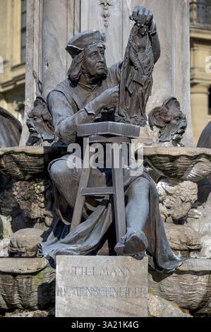 Tilmann Riemenschneider Brunnenfigur auf dem Frankoniabrunnen, neobarock, errichtet 1894, Residenzplatz, Würzburg, Niederfranken, Bayern, Deutschland Stockfoto