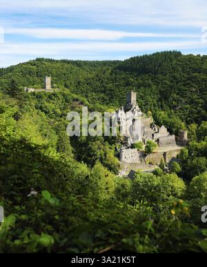 Die Ruine der Schlösser Oberburg und Niederburg, Manderscheid, Bernkastel-Wittlich, Rheinland-Pfalz, Deutschland, Europa Stockfoto