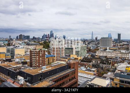 Blick aus der Vogelperspektive auf die Londoner Skyline mit modernen Wolkenkratzern und historischen Gebäuden Stockfoto