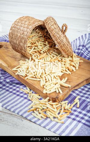 Türkische Nudeln; türkische Nudeln (Eriste). Nudeln sind die Pasta, die türkische Frauen zu Hause machen. Stockfoto