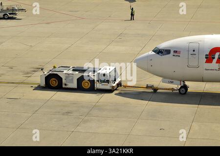 Schieben Sie die Boeing 737-800 von Malinde Air aus Malaysia zurück, Registrierung 9M-LNP am alten Bangkok Don Mueang Airport, Bangkok, Thailand, Asien Stockfoto