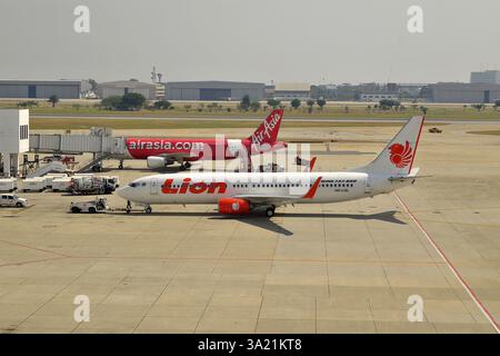 Schieben Sie Boeing 737-800 von LION Air aus Thailand zurück, Registrierung HS-LGL am alten Bangkok Don Mueang Airport, Bangkok, Thailand, Asien Stockfoto
